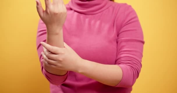Närbild Kvinnors Händer Gör Stretching Efter Intensiv Arbetsdag Skyddar Mot — Stockvideo