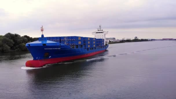 Luchtparallax Rond Voorwaartse Bocht Van Tailwind Panda Container Ship Langs — Stockvideo