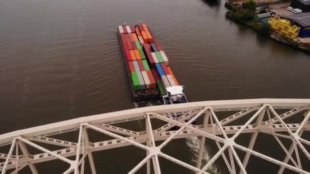 Luchtfoto Brug Het Noorden Van Maas Duw Sleepboot Vervoert Vrachtcontainers — Stockvideo