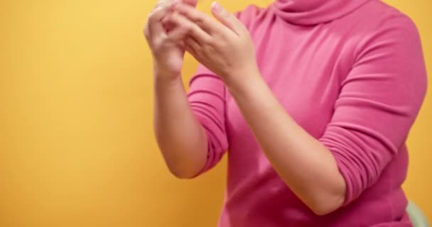 将妇女的手按在手上的皮肤上 用黄色背景揉搓手指和手臂 保健美的概念 — 图库视频影像