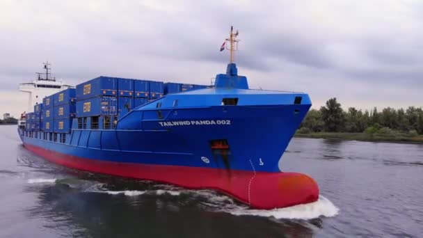Luchtfoto Parallax Rond Voorwaarts Bow Tailwind Panda Container Ship Langs — Stockvideo