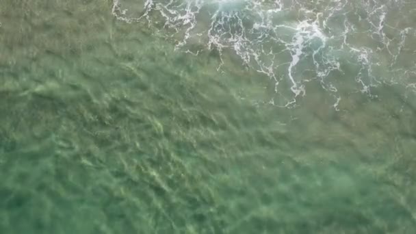 手付かずの透明な水の上の空中ビュー — ストック動画