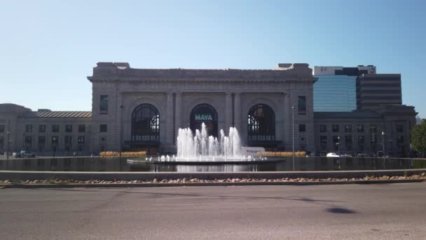 Szerokie Statyczne Ujęcie Wyświetlacza Fontanny Przed Union Station Kansas City — Wideo stockowe