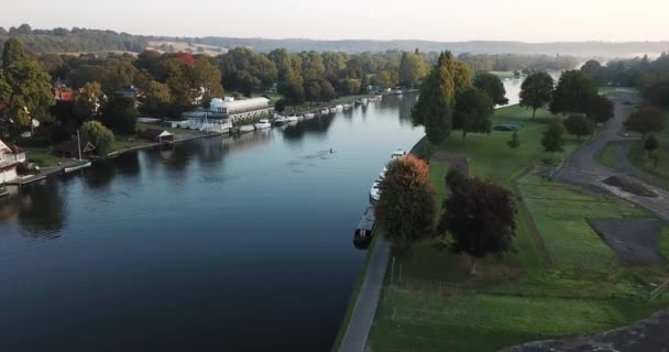 Békés Napkelte Drónfelvétel Egy Evezősről Folyón Henley Thames Ben Oxfordshire — Stock videók