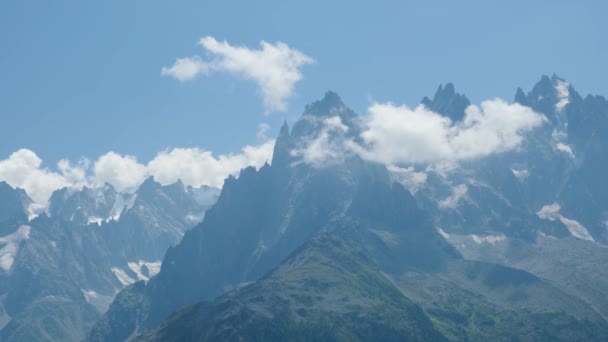 Widok Gór Grands Montets Słoneczny Dzień Błękitnym Niebem Każdą Chmurą — Wideo stockowe