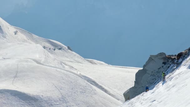 Dos Montañeros Travesía Hielo Con Fondo Azul Día Soleado Valle — Vídeo de stock