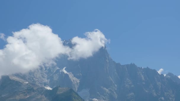 Vista Los Picos Montañosos Con Nubes Día Soleado Con Luz — Vídeo de stock