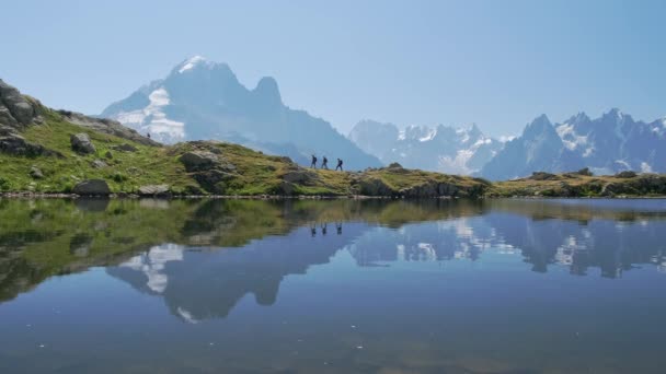 Gente Caminando Por Lac Blanc Con Reflejos Las Montañas Valle — Vídeo de stock