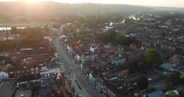 Rare Drone Shot Henley Thames High Street Panning Town Hall — Stock Video