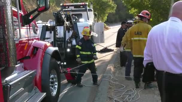 Bomberos Tirando Cabrestante Colina Abajo — Vídeos de Stock