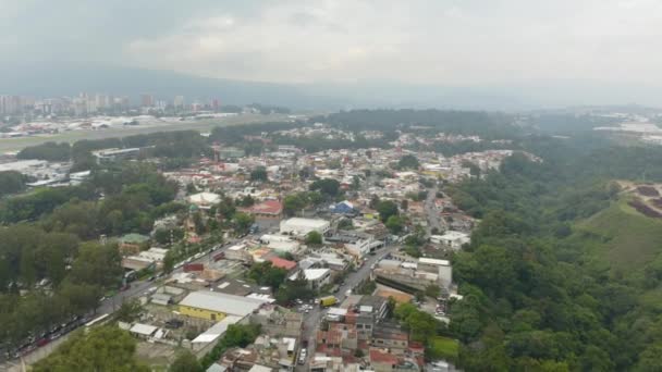 一架无人驾驶飞机在危地马拉大都市五彩缤纷的时候占领了它 这是欣赏中美洲城市建筑杰作的极好方式 也是它的荣耀所在 — 图库视频影像