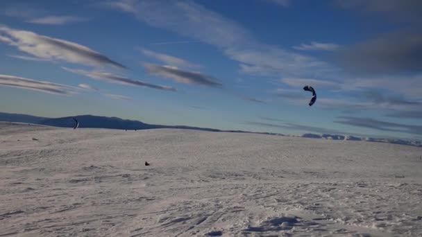 Человек Катается Лыжах Воздушным Змеем Камере Совершает Разворот Покрытой Снегом — стоковое видео