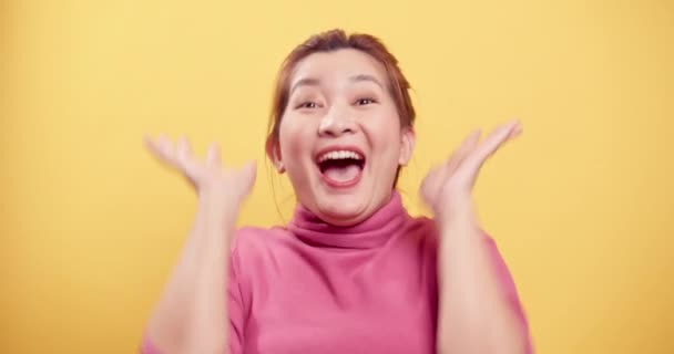 Mujer Asiática Muy Contenta Ella Gritando Fuerte Mujeres Tratando Llamar — Vídeos de Stock