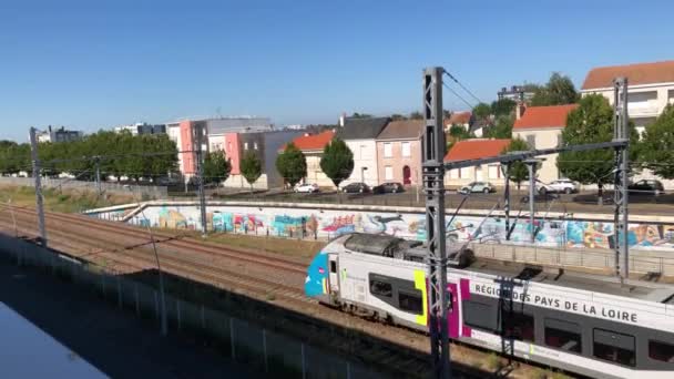 Sncf Trein Passeert Stad Kunstwerken Geschilderd Tunnel — Stockvideo