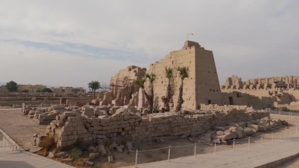 Pan Rechts Uitzicht Ruïne Sectie Bij Karnak Tempel Complex Egypte — Stockvideo