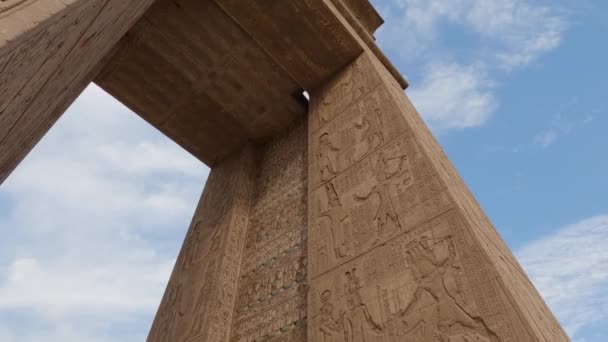 Blick Auf Große Mauer Mit Antiken Hieroglyphen Die Karnak Tempel — Stockvideo