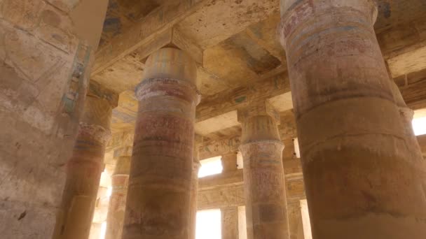 Podívejte Pískovcové Sloupy Strop Starobylými Kresbami Chrámovém Komplexu Karnak Luxor — Stock video