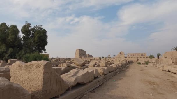 Pohled Přes Řady Pískovcových Kusů Ležící Zemi Chrámu Karnak Posunout — Stock video