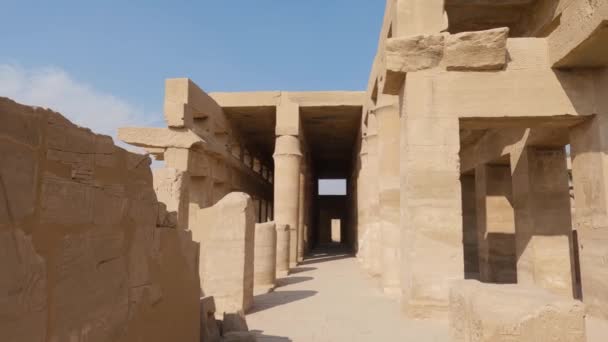 Panning Záběr Přes Starověké Civilizace Chrámu Karnak Sloupce Struktury Prvky — Stock video