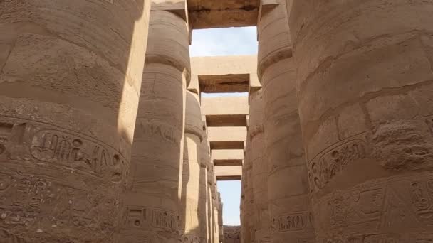 Pov Schaut Auf Und Geht Sandsteinsäulen Karnak Tempelkomplex Ägypten Vorbei — Stockvideo