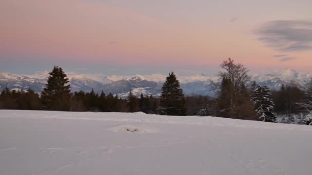 Langsame Schwenks Auf Einem Schneebedeckten Berg Abendlicht Mit Einer Antenne — Stockvideo