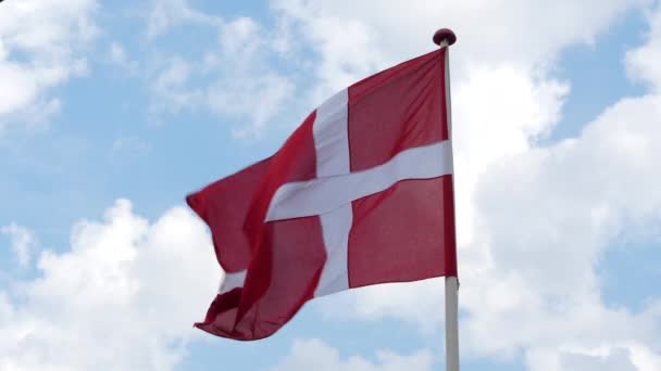 丹麦国旗迎着乌云密布的蓝天飘扬 关门了 — 图库视频影像