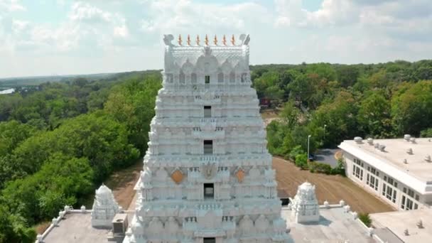 Vliegtuig Drone Kantelt Omhoog Schot Een Witte Zuid Indiase Tempel — Stockvideo