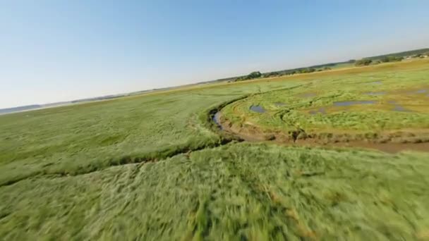 Fpv Drone Girato Volando Sopra Uno Stretto Fosso Alta Velocità — Video Stock