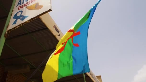 モロッコ南部の店舗に掲揚された旗 ベルベル アマゾン 複数のImzighen 北アフリカのアラブ人以前の住民の子孫のいずれか — ストック動画