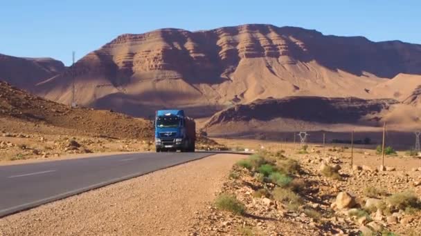 Blauwe Semitrailer Truck Man Aan Een Intercity Weg Atlas Marokko — Stockvideo