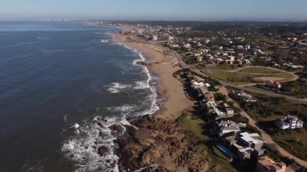 Flygdrönare Bred Panoramautsikt Över Chorro Kuststad Och Atlanten Med Vågor — Stockvideo