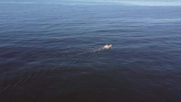 Isolado Barco Motor Pesca Que Navega Água Mar Azul Vista — Vídeo de Stock