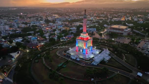 Kameradrohne Des Beleuchteten Heldendenkmals Restauracion Während Des Goldenen Sonnenuntergangs Santiago — Stockvideo