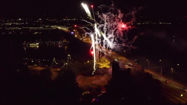 川のそばの街で夜の花火 — ストック動画