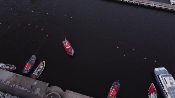 Barco Pesquero Arribando Muelle Del Puerto Vista Aérea Drones Punta — Vídeo de stock
