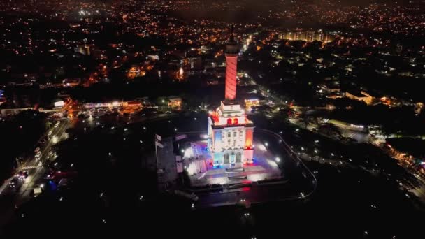 Vue Aérienne Orbite Monumento Santiago Illuminé Rouge Bleu Blanc Nuit — Video