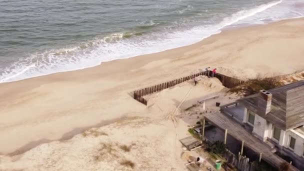 Строители Работе Доме Набережной Пляже Хосе Игнасио Уругвай Воздушное Вращение — стоковое видео