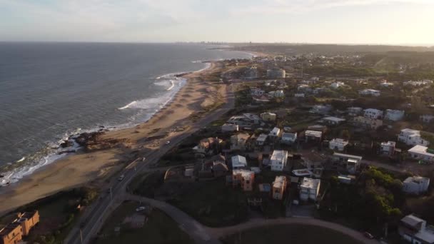 Luchtfoto Gouden Zandstrand Van Punta Del Este Met Prachtige Oceaan — Stockvideo