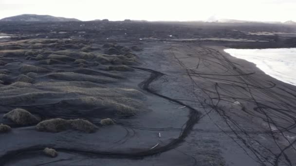 Sandvik Černá Vulkanická Pláž Motorcross Stopy Pneumatik Při Východu Slunce — Stock video