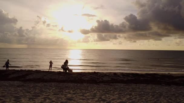 Een Familie Die Geniet Van Een Mooie Wandeling Langs Het — Stockvideo