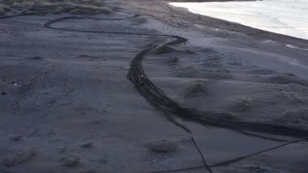 Pessoa Moto Dirigindo Praia Areia Preta Islândia Nascer Sol — Vídeo de Stock