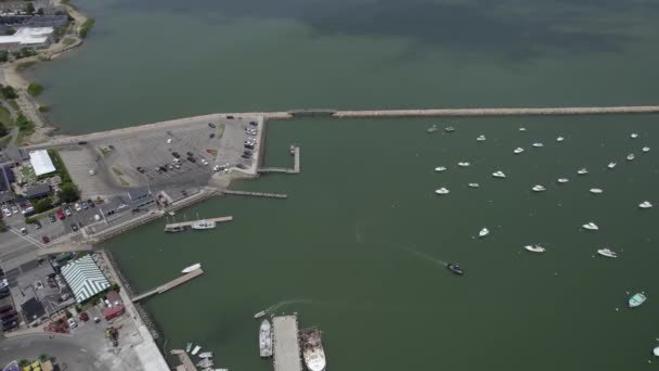 Vue Aérienne Surplombant Port Beaucoup Bateaux Ancrés Dans Soleil Plymouth — Video