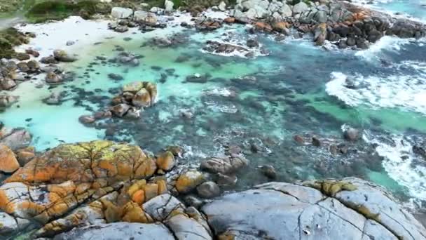 Panning Esquerda Longo Costa Brilhantemente Colorida Baía Fogo — Vídeo de Stock