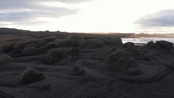 Χρυσή Ώρα Ανατολή Λαμπερό Ήλιο Στον Ουρανό Μαύρη Άμμο Παραλία — Αρχείο Βίντεο