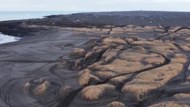 Sandvik Playa Arena Volcánica Negra Con Huellas Neumáticos Motocross Dunas — Vídeos de Stock