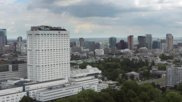 Žlutá Lékařská Helikoptéra Zaparkovaná Erasmus Medical Center Nizozemském Rotterdamu Zamračeného — Stock video