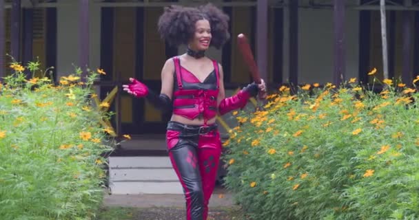 Een Harley Quinn Cosplayer Wandelen Een Park Tropische Eilanden Trinidad — Stockvideo