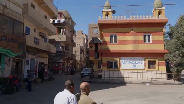 Люди Ходят Катаются Мотоциклах Улицы Луксора Египет — стоковое видео