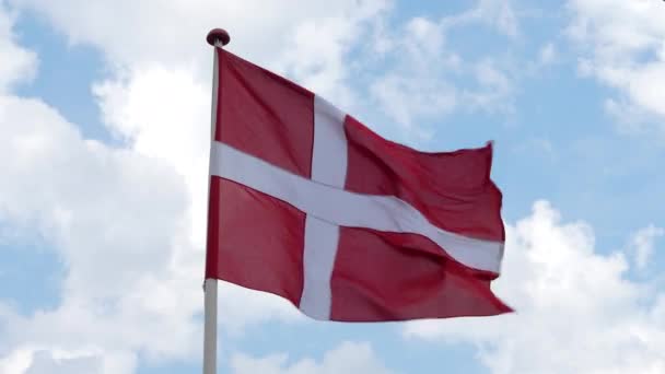 Dánská Vlajka Vlaje Větrném Dni Proti Obloze Mraky Statický Nízký — Stock video