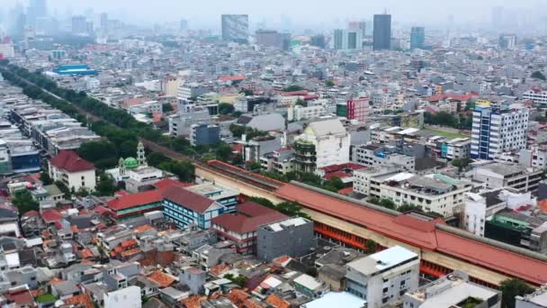 Antenn Skyline Jakarta Bostadsområde Med Tågstation Och Dålig Luftkvalitet — Stockvideo
